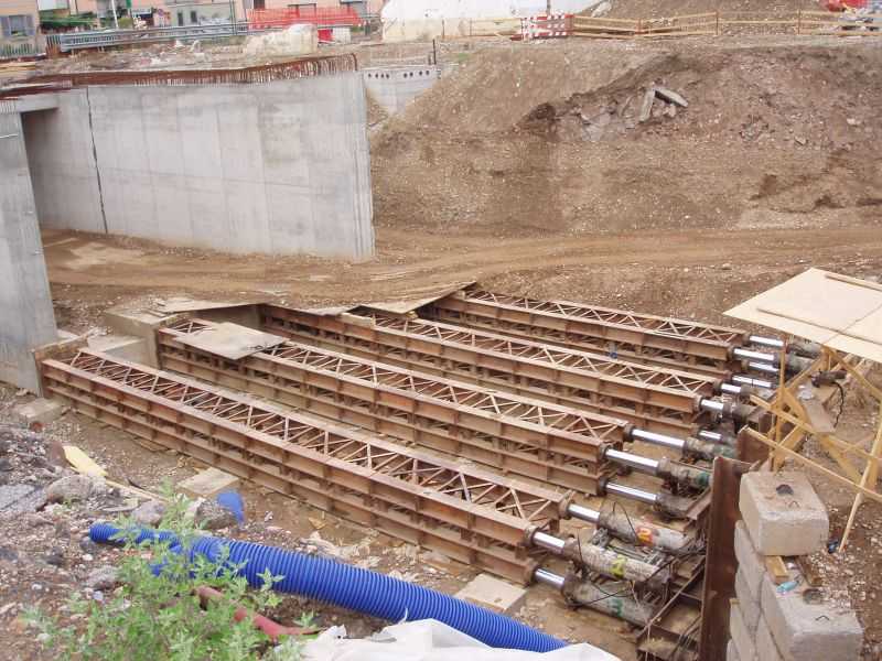 07-Sottopasso ferroviario a spinta.JPG